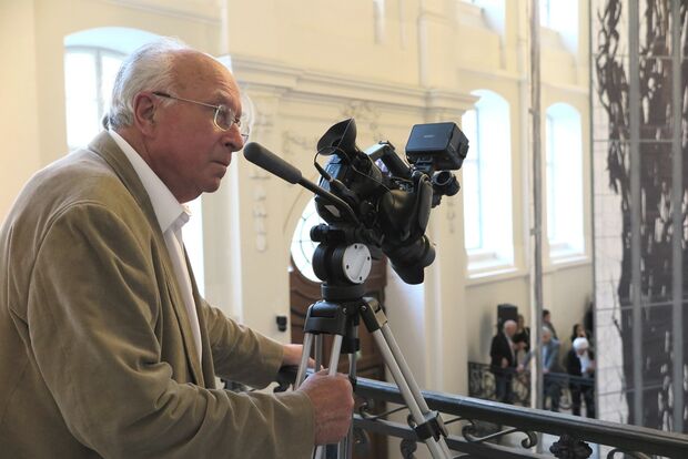 Ernst Hirsch dokumentiert die Fetsveranstaltung zum 20-jähringe Akademiejubiläum 2016 im Landhaus Dresden, Foto: Klaus Michael