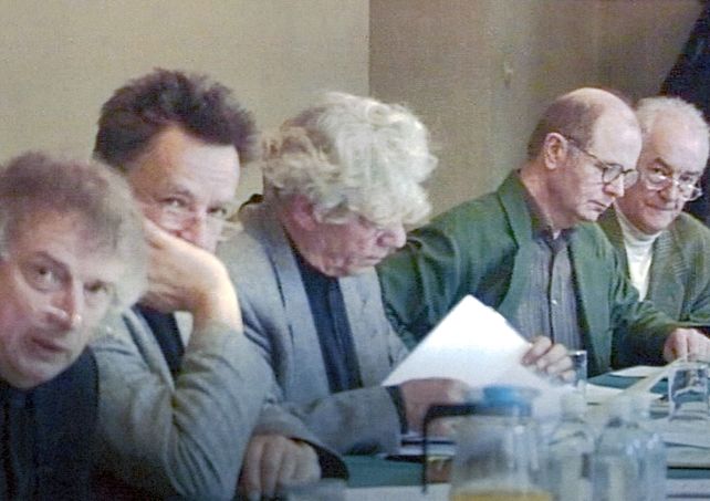 v.l.n.r. Udo Zimmermann, Peter Gülke, Helmut Trauzettel, Bernd Jentzsch, Wolfgang Hänsch während der Gründungsversammlung am 29.2.1996 im Landesamt für Denkmalpflege / Filmstill / DEFA-Stiftung / Zeitzeugenarchiv Thomas Grimm. Versammlungsbild mit Gründungsmitgliedern der Sächsischen Akademie der Künste, 29.2.1996