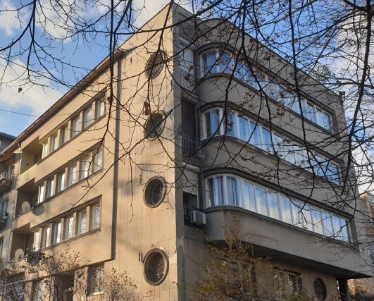 Mietshaus in Lwiw/Lemberg, Ukraine, Sykstuska Str. 51-59, heute Piotra Doroszenki Str., errichtet 1934-37 nach Plänen des Architekten Salomon Keil unter Mitarbeit von Maurycy Zandig, Ryszard Hermelin und Jakub Menker; Foto Bohdan Tscherkes 2019