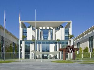 Bundeskanzleramt Berlin 2010, Foto: Tischbeinahe, CC BY 3.0 <https://creativecommons.org/licenses/by/3.0>, via Wikimedia Commons