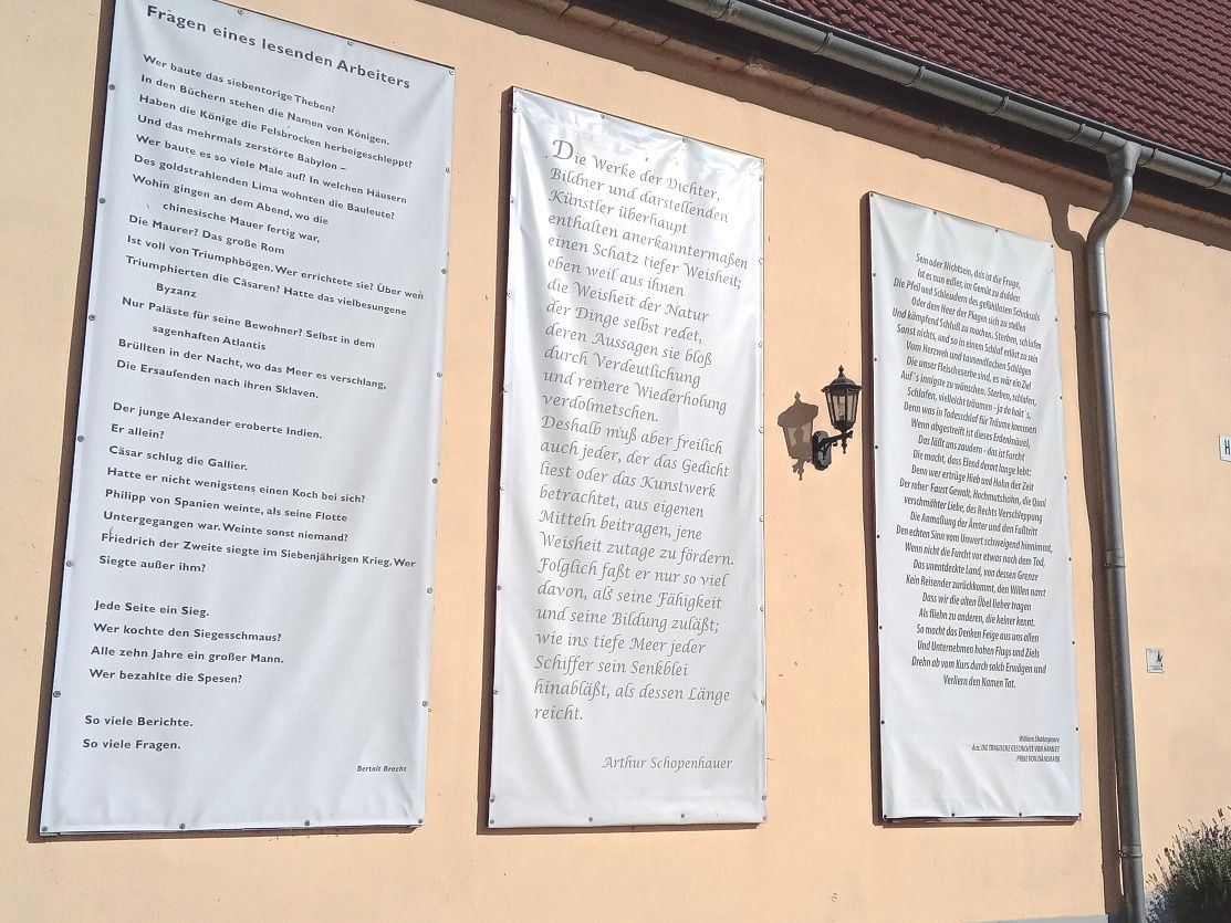 Banner mit Zitaten an der Außenwand der Peter-Sodann-Bibliothek in Staucha, Foto: SAK Banner mit Zitaten u.a. von Bertolt Brecht an der Außenwand der Peter-Sodann-Bibliothek in Staucha
