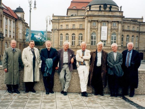 Klasse Baukunst, 17.9.1996, Chemnitz, mit den Mitgliedern (v.l.) Dieter Schölzel, Heinrich Magirius, Winfried Sziegoleit, Helmut Trauzettel, Günter Behnisch, Thomas Sieverts, Wolfgang Hänsch, Carlo Weber, 1996 © Foto: Karl-Heinz Barth / Archiv der SAK Acht Architekten, Stadtplaner und Historiker der Klasse Baukunst der Sächsischen Akademie der Künste am 17.9.1996 auf dem Theaterplatz in Chemnitz