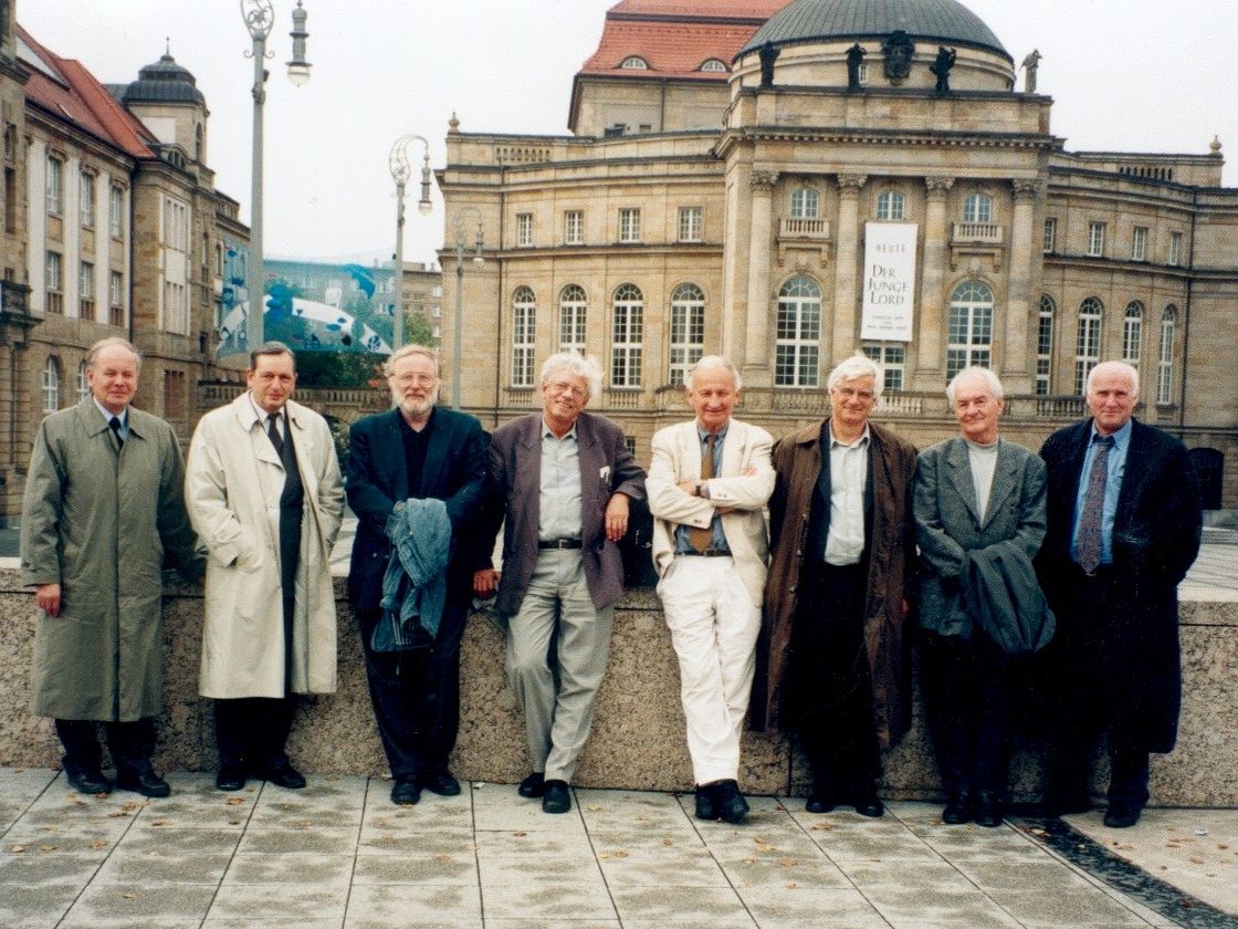 Klasse Baukunst, 17.9.1996, Chemnitz, mit den Mitgliedern (v.l.) Dieter Schölzel, Heinrich Magirius, Winfried Sziegoleit, Helmut Trauzettel, Günter Behnisch, Thomas Sieverts, Wolfgang Hänsch, Carlo Weber, 1996 © Foto: Karl-Heinz Barth / Archiv der SAK Acht Architekten, Stadtplaner und Historiker der Klasse Baukunst der Sächsischen Akademie der Künste am 17.9.1996 auf dem Theaterplatz in Chemnitz