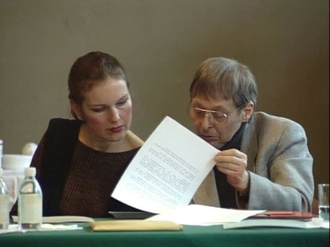 Angela Krauß und Wieland Förster am Tisch, gemeinsam Unterlagen lesend, Gründungsversammlung 29.2.1996