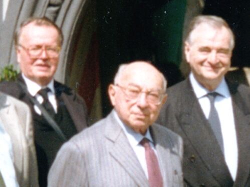 v.l.n.r. Joachim Herz, Hans Mayer, Werner Schmidt, 1997, Schloss Weesenstein, Foto: Klaus Michael Drei Mitglieder der Sächsischen Akademie der Künste im Jahr 1997 vor dem Eingangsportal von Schloss Weesenstein