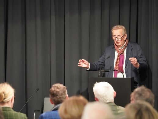 Benedikt Dyrlich am rednerpult in der Sächsischen Akademie der Künste