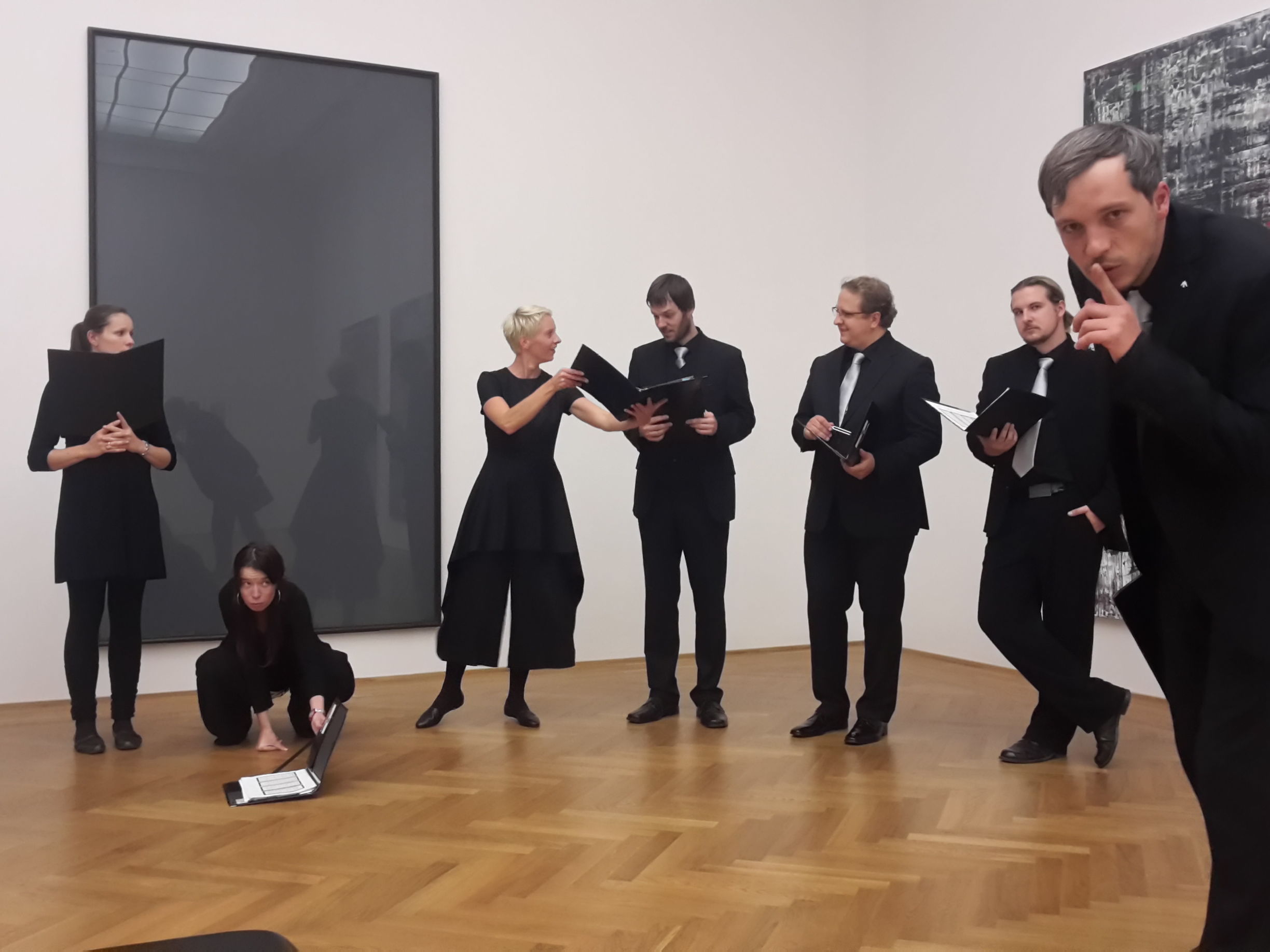 AUDITIVVOKAL Dresden vor Werken Gerhard Richters im Albertinum, Staatliche Kunstsammlungen Dresden © Gerhard Richter 2018 (21062018)