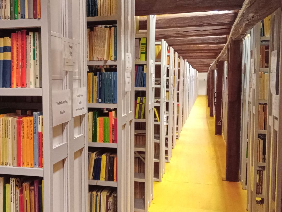 Peter-Sodann-Bibliothek in Staucha, Foto: SAK Blick in die Peter-Sodann-Bibliothek in Staucha, Foto