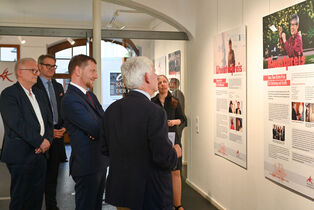 Prof. Ekkehard Klemm, Michael Kretschmer, Prof. Dr. Wolfgang Holler, Prof. Dr. Michael Grisko, Dr. Johanna Aberle anlässlich der Ausstellungseröffnung in der Sächsischen Akademie der Künste, Foto: Anja Schneider Ausstellungsbesucher in der Sächsischen Akademie der Künste, Foto: Anja Schneider