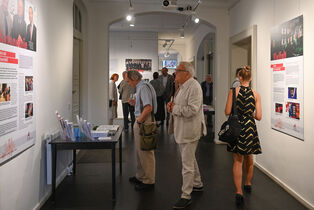 PAusstellung in der Sächsischen Akademie der Künste, Foto: Anja Schneider Ausstellungsbesucher in der Sächsischen Akademie der Künste, Foto: Anja Schneider