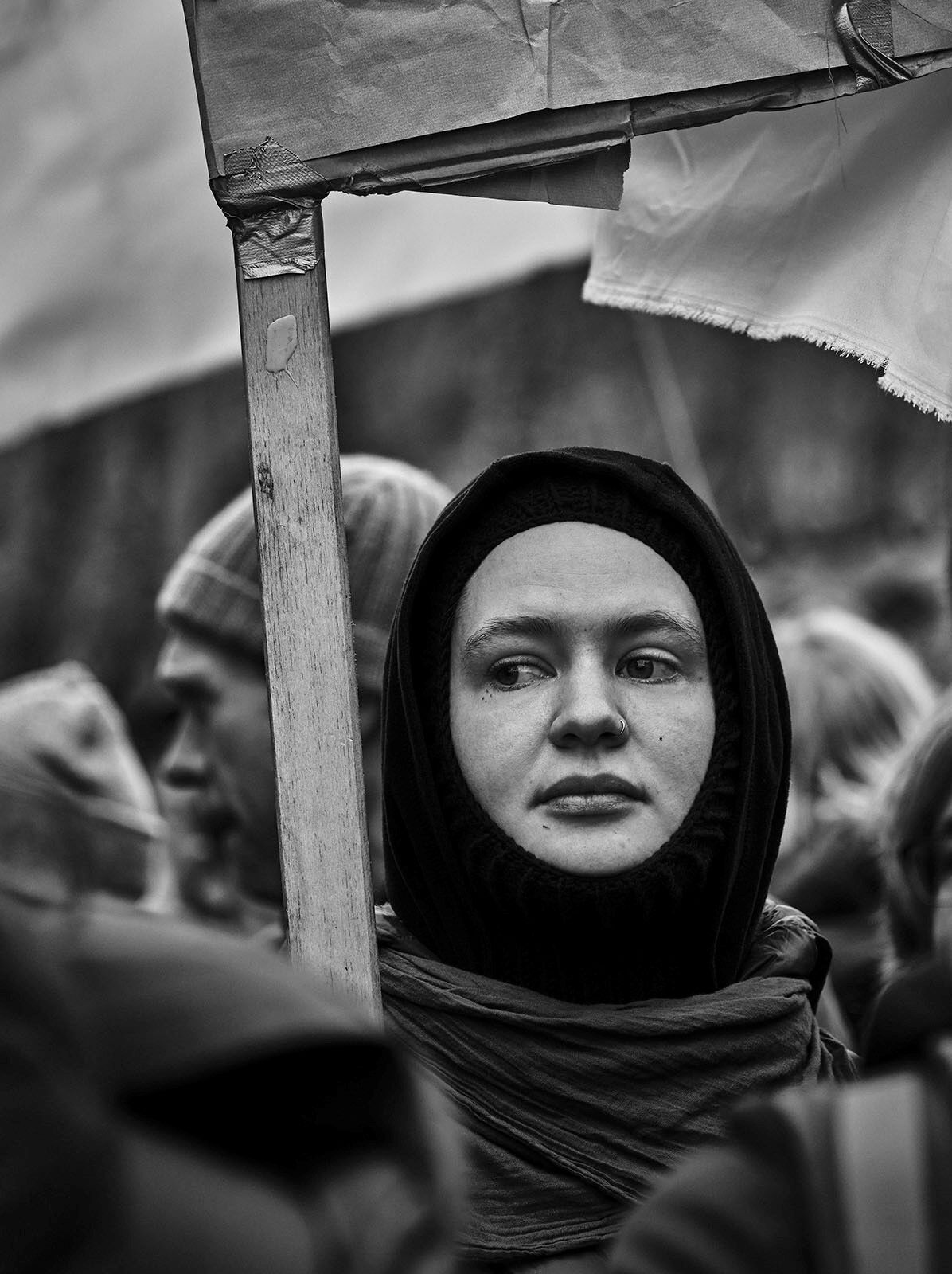 Andreas Rost, Fotografie aus der Serie "Bürgerliche Dämmerung", Berlin 2023 Fotografie von Andreas Rost, junge Frau auf einer Demonstration, Berlin 2023