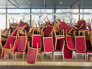 Stühle des Runden Tisches von 1989, zusammengestellt zur Installation "Sturzlage" von Gabriele Dolff-Bonekaemper © Berliner Festspiele Immersio, Foto Eike Walkenhorst