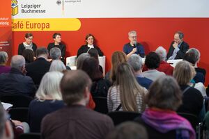 Podium Café Europa, Leipziger Buchmesse 2025, N.N., Julia Cimafiejewa, Kateryna Rietz-Rakul, Jakub Ekier, Gerhard Gnauck, Foto: Klaus Michael Podium Café Europa, Leipziger Buchmesse 2025, N.N., Julia Cimafiejewa, Kateryna Rietz-Rakul, Jakub Ekier, Gerhard Gnauck, Foto: Klaus Michael