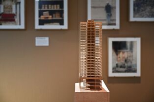 Innenansicht der Ausstellung Roger Boltshauser im ZfBK: Modell Holzhochhaus H1 Zwhatt-Areal b. Zürich, Strukturmodell mit  Holzgitterkonstruktion, Foto Anja Schneider
