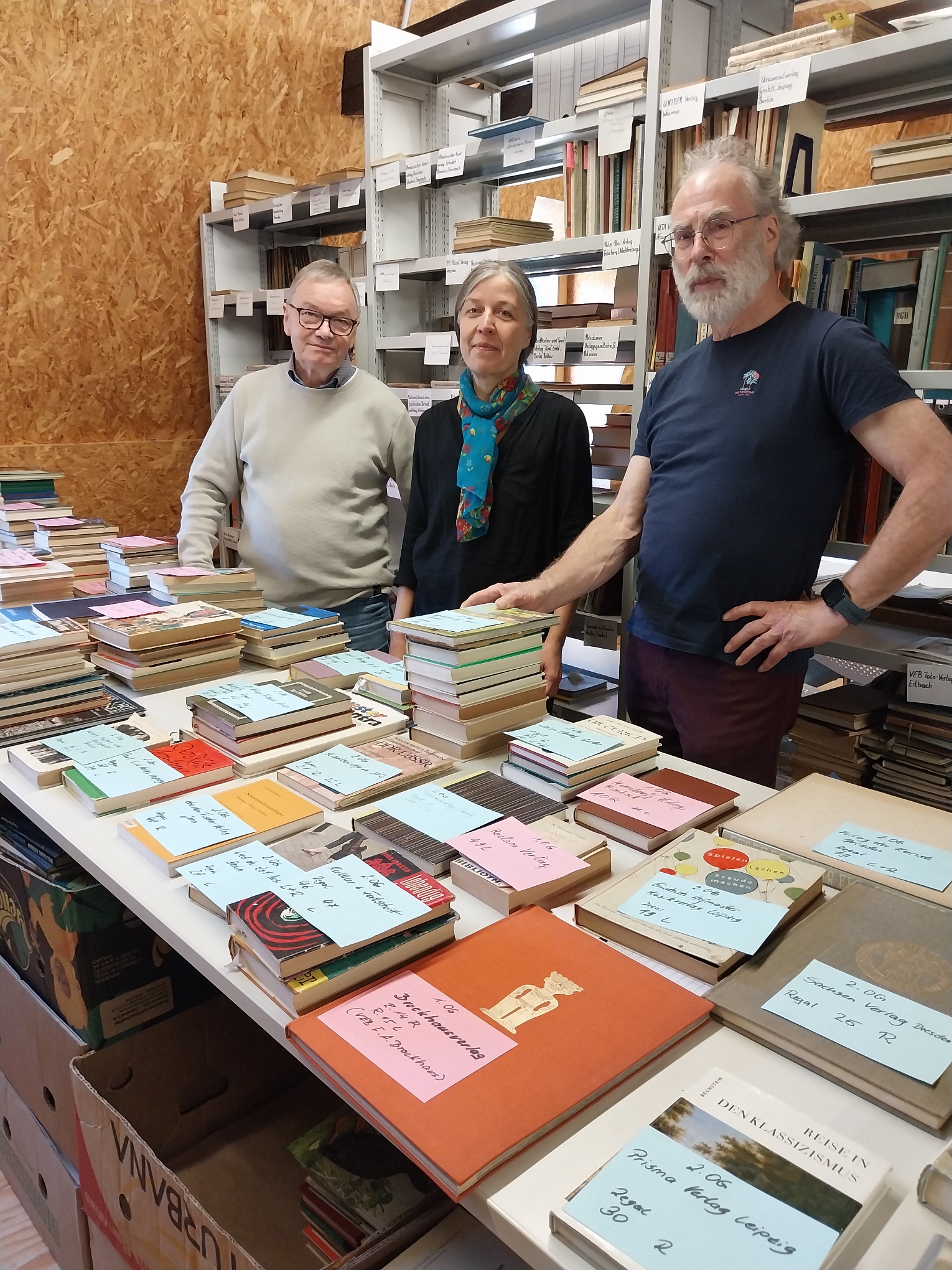 Wilfried Trompelt, Johanna Aberle (Archivarin der SAK) und Heiko Isopp in der Peter-Sodann-Bibliothek in Staucha, Foto: A. Dannenberg Wilfried Trompelt, Johanna Aberle und Heiko Isopp in der Peter-Sodann-Bibliothek Staucha, hinter einem Büchertisch