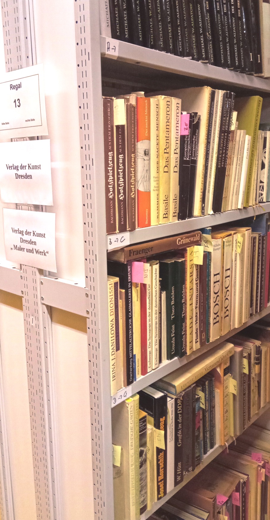 Blick in die Bibliotheksregale der Peter-Sodann-Bibliothek, hier: Verlag der Kunst Dresden, Foto: SAK Blick in die Bibliotheksregale, hier: Verlag der Kunst Dresden