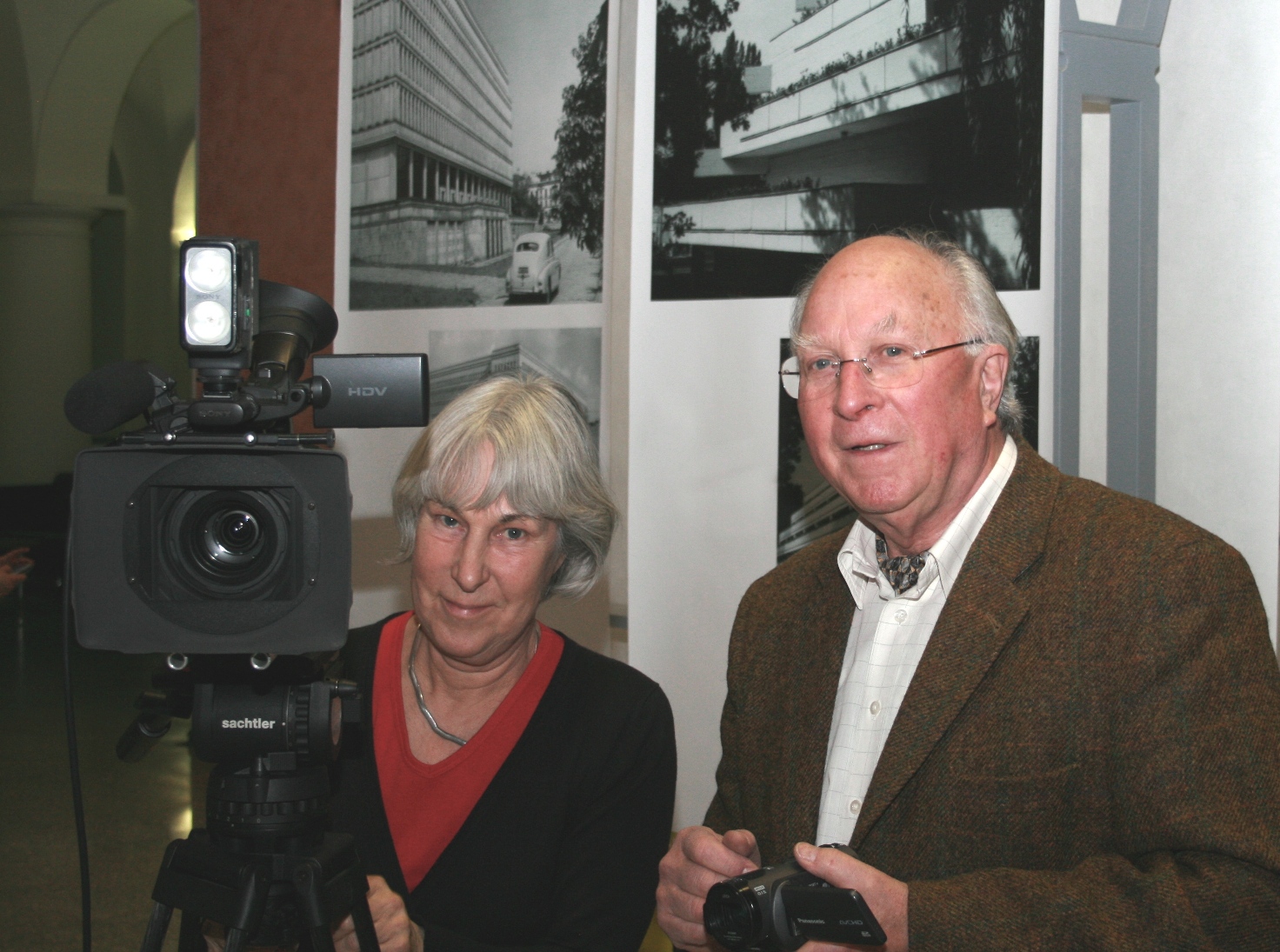 Cornelia und Ernst Hirsch dokumentieren die Ausstellungseröffnung "Architektur in Polen" Im Sächsischen Staatsministerium der Finanzen, 2011, Foto: Klaus Michael Cornelia und Ernst Hirsch dokumentieren die Ausstellungseröffnung "Architektur in Polen" Im Sächsischen Staatsministerium der Finanzen, 2011, Foto: Klaus Michael