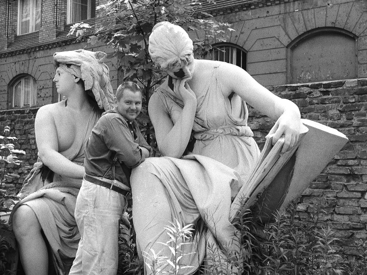 Filmstill aus "Drei von vielen" 1961/1988, R. Jürgen Böttcher/ Strawalde; DEFA-Stiftung/ Christian Lehmann Der Bildhauer Peter Makolies zwischen zwei großen Frauenskulpturen